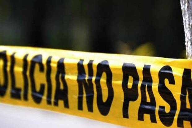Hallan cadáver putrefacto en fosa clandestina de Huixcolotla