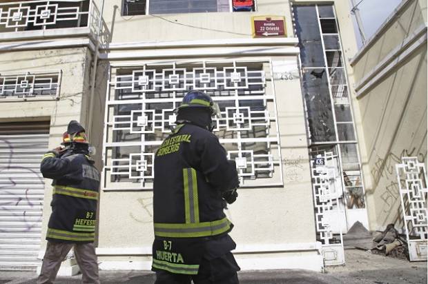 Daños materiales deja incendio en vivienda en el centro de Puebla