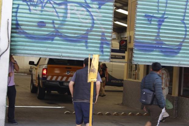 Muere empleado de estacionamiento al caer del techo en el centro de Puebla