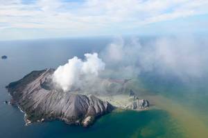 Erupción volcánica deja al menos 5 muertos en Nueva Zelanda