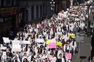 Universitarios y conductores de UBER marchan en Puebla; exigen justicia por asesinatos en Huejotzingo