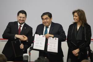Miguel Barbosa firma convenio con el Infonavit