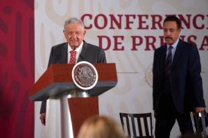 Gobernador de Hidalgo tiene coronavirus; hace 10 días estuvo con AMLO