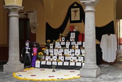 FOTOS: Arquidiócesis de Puebla dedica ofrenda a sacerdotes fallecidos por COVID-19