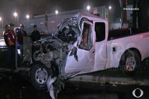 Mueren dos hombres prensados tras colisionar camioneta en el Periférico de Puebla