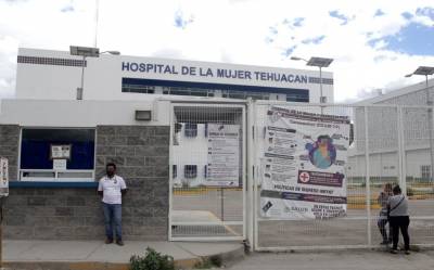 Mujer da a luz afuera del hospital de la Mujer en Tehuacán