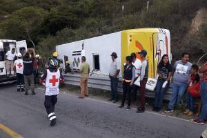 Al menos 12 lesionados dejó volcadura de camión en la Orizaba-Tehuacán