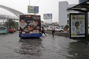 Calles inundadas dejó lluvia de este lunes en Puebla