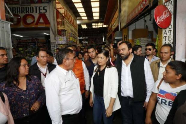Claudia Rivera realizó recorrido por los mercados Hidalgo y Unión