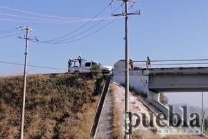 VIDEO: Se registra fuga de combustible por toma clandestina en San Lucas Atoyatenco