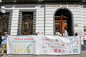 Se manifiestan contra el aborto en el Congreso de Puebla