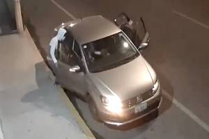 VIDEO: Ladrones roban vehículo a pareja de novios en Plazas Amalucan