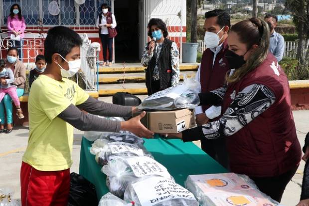 SEP entrega zapatos y uniformes a estudiantes de albergue en Xochimehuacan