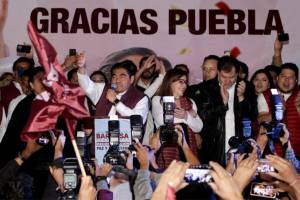 Barbosa celebra triunfo como gobernador; tras derrota en la capital pide a Morena dignificar gobiernos