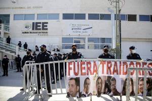 Policía Estatal resguarda instalaciones del IEE Puebla por manifestaciones