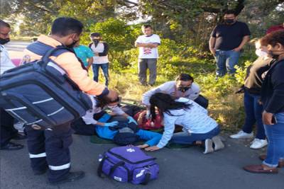 Cae vehículo a barranca en Bosques de San Sebastián; dos personas salvan la vida
