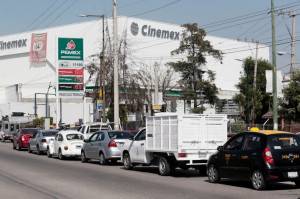 Empiezan compras de pánico de gasolina en Puebla