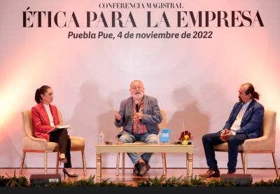 Fernando Savater da conferencia en Puebla en compañía de Sheinbaum