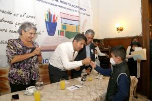 Entrega Ayuntamiento de Puebla estímulos a hijos de trabajadores de limpia