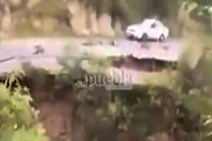 VIDEO: Captan derrumbe de la carretera Zacapoaxtla-Tetela por lluvias