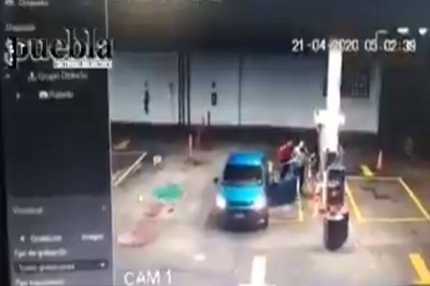 Sujeto en vehículo azul atracó dos gasolineras en La Ciénega