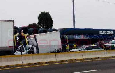 Dos prensados dejó colisión de trailer contra vehículos en Texmelucan