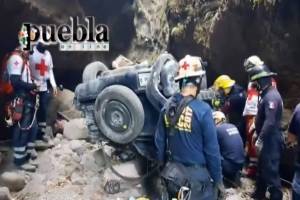VIDEO: Mueren tres personas al caer camioneta a un barranco en la autopista Siglo XXI