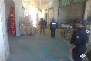 Guardia Nacional decomisa autos robados y droga en tianguis de Huixcolotla