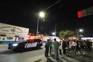 Intentaron desarmar a elementos de la SSP Puebla; policía disparó e hirió a una mujer