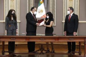 Secretarios entregan segundo informe de Barbosa al Congreso de Puebla