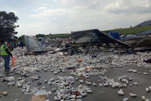 Volcó tráiler con cargamento de cervezas en la autopista México-Puebla