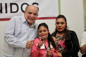 Ayuntamiento de Zacatlán entrega aparatos auditivos a vecinos de juntas auxiliares