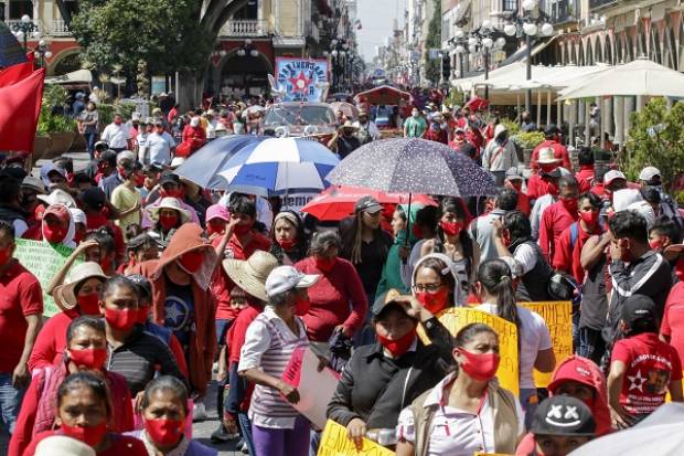 Integrantes de la 28 de Octubre golpean a inspectores de vía pública en el zócalo de Puebla