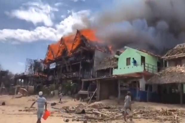 VIDEO: Al menos 10 negocios dañados por incendio en Zipolite, Oaxaca