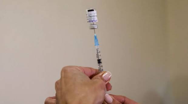 México autoriza vacuna de AstraZneca contra COVID-19