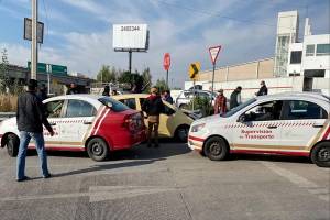 Autoridades mantienen operativos contra taxis pirata en el Periférico de Puebla