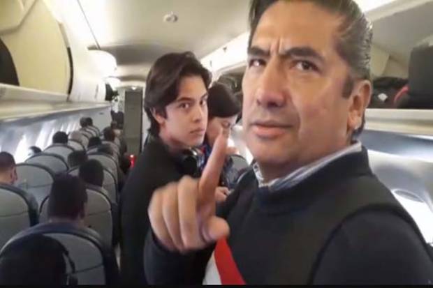 Se defiende hombre que se bajó del avión en que iba AMLO