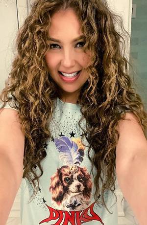 Thalía sorprende con vestuario en redes sociales