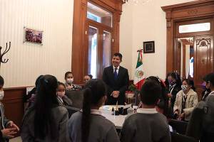 Regidores por un día, con el alcalde de Puebla, alumnos de la primaria Ignacio Zaragoza