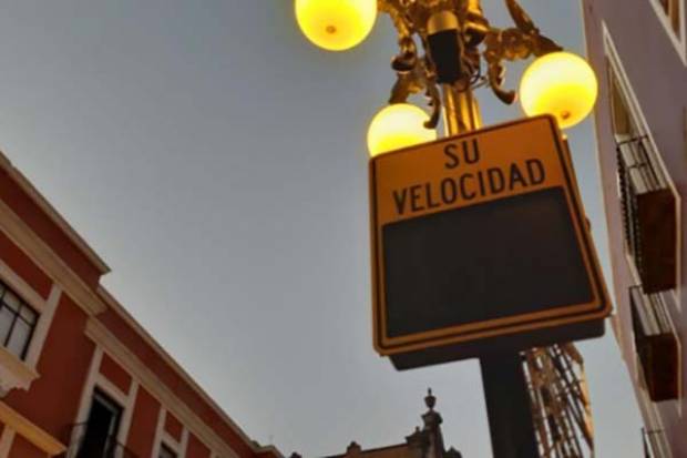 En estas vialidades primarias de Puebla ya operan monitores de velocidad