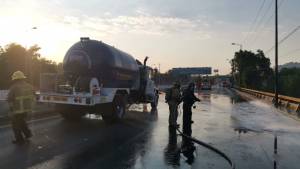 Pipa registra fuga de gas y alerta a automovilistas en el Periférico de Puebla