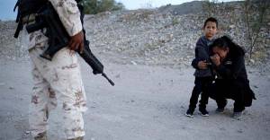Migrante suplica a la Guardia Nacional que la dejen cruzar con su hijo