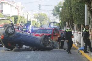 Bebé muere tras colisión y volcadura de vehículo en Tehuacán