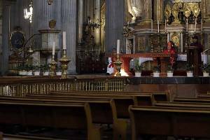 A puerta cerrada y sin feligreses, arzobispo de Puebla celebró Procesión de Viernes Santo