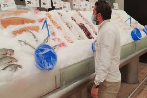 Personal de salud supervisa ventas de productos del mar con motivo de la Cuaresma