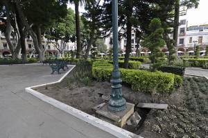 FOTOS: Retiran barandales a jardineras del zócalo de Puebla