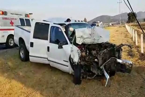 Camioneta colisionó con 14 migrantes en Tlaxcala; uno perdió la vida