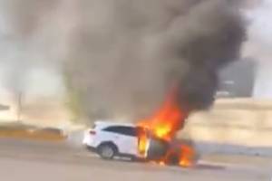Camioneta arde en llamas en inmediaciones en casetas de cobro de la Vía Atlixcáyotl