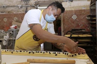 FOTOS/VIDEO: Panaderos preparan y alistan las Roscas de Reyes