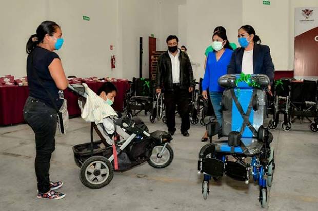 Cuautlancingo: Lupita Daniel entrega 135 aparatos ortopédicos y auditivos